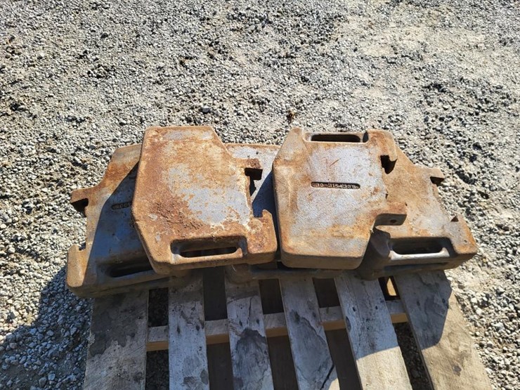 (8)-white-front-suitcase-weights-off-of-2-105-tractor-image-3