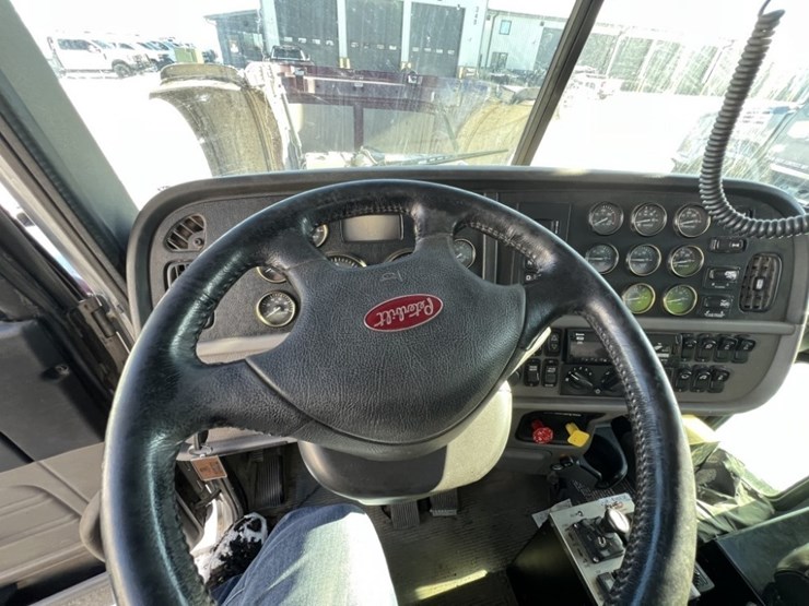 2020-peterbilt-389-image-37