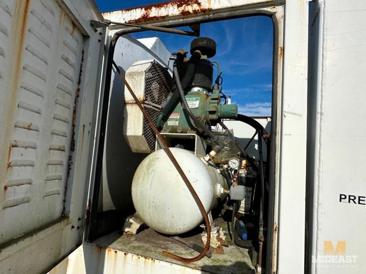 2004-peterbilt-pb335-fuel/lube-truck-xx65317-image-17