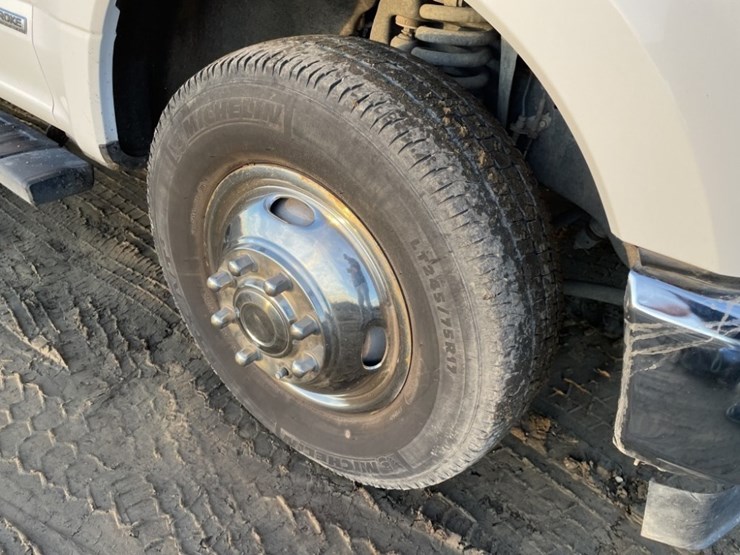 2022-ford-f350-xl-image-8