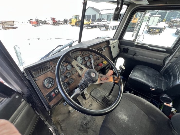 1998-peterbilt-379-image-10