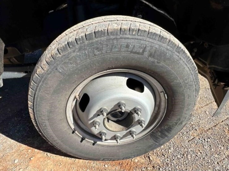 2024-ford-f350-image-32