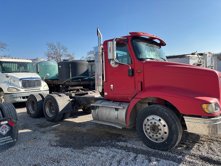 #1572-•-ih-day-cab-image-1