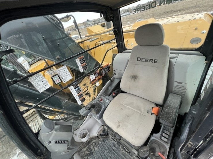 deere-245g-lc-image-12