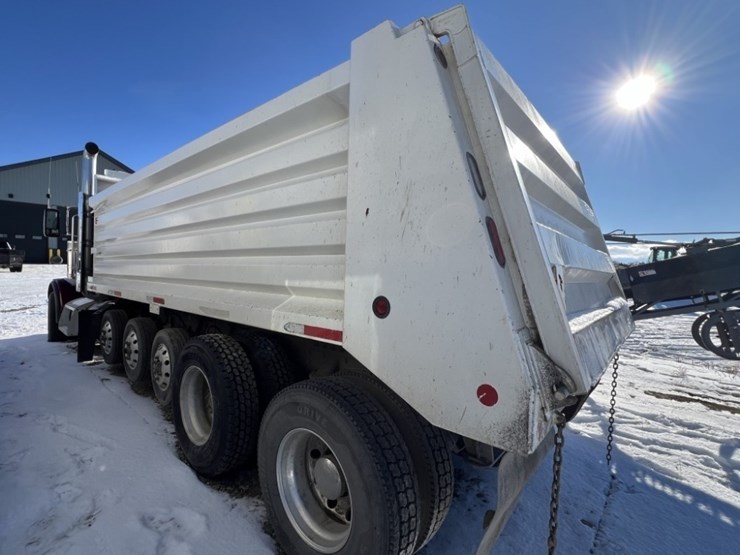 2020-peterbilt-389-image-3