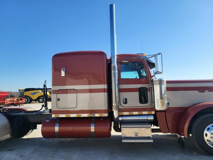 peterbilt-389-image-47
