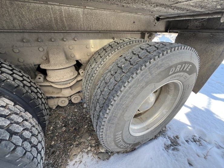 2020-peterbilt-389-image-18