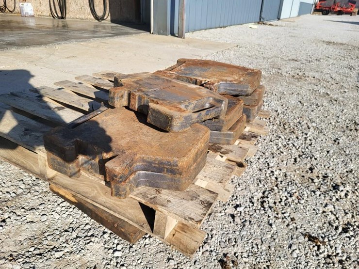 (8)-white-front-suitcase-weights-off-of-2-105-tractor-image-6