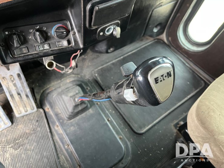 1999-peterbilt-379-image-56