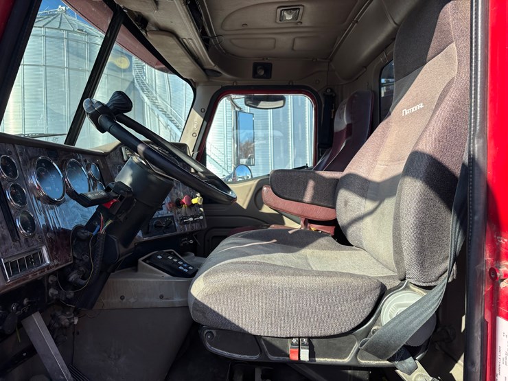 #1572-•-ih-day-cab-image-6