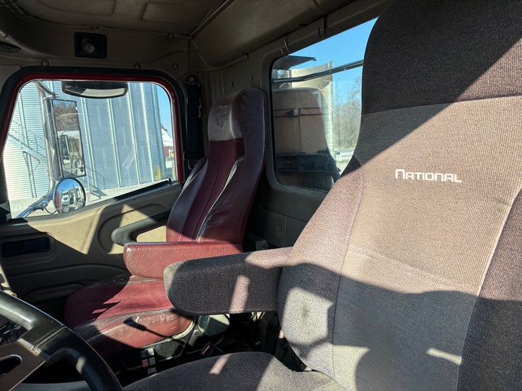 #1572-•-ih-day-cab-image-9