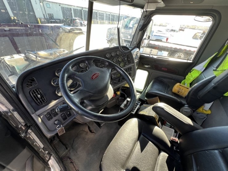 2020-peterbilt-389-image-33