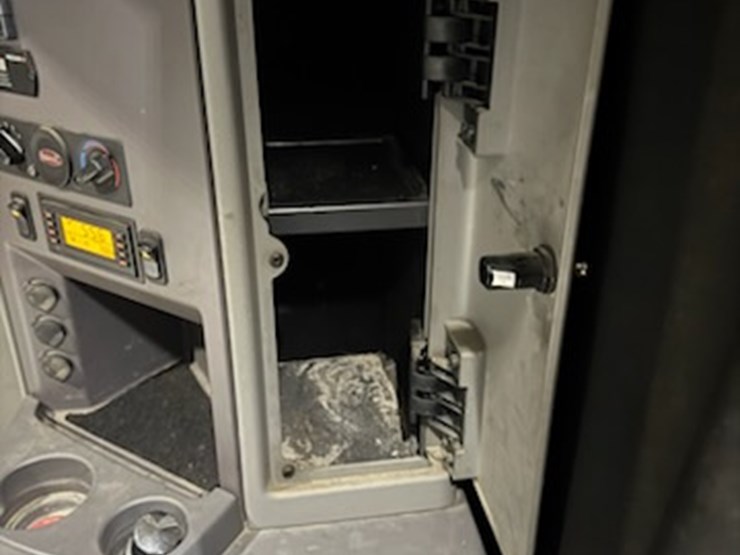 2016-peterbilt-579-image-22