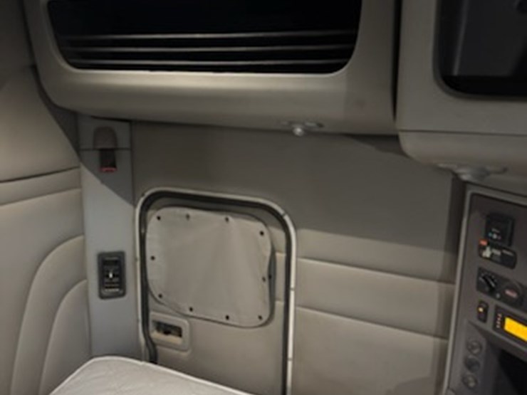 2016-peterbilt-579-image-18