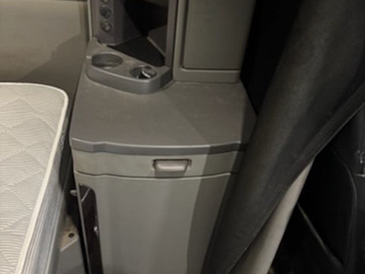 2016-peterbilt-579-image-21