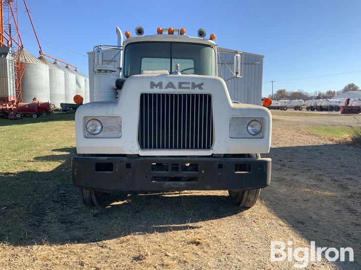 1974-mack-r686st-image-2