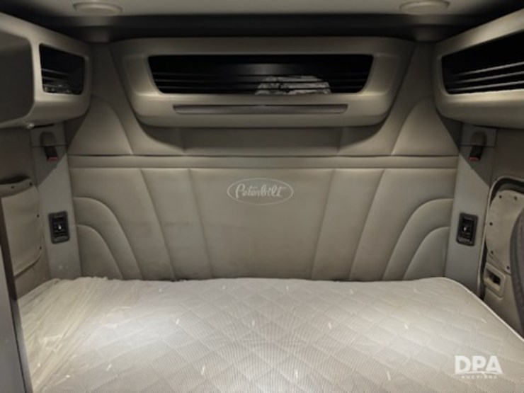 2016-peterbilt-579-image-23