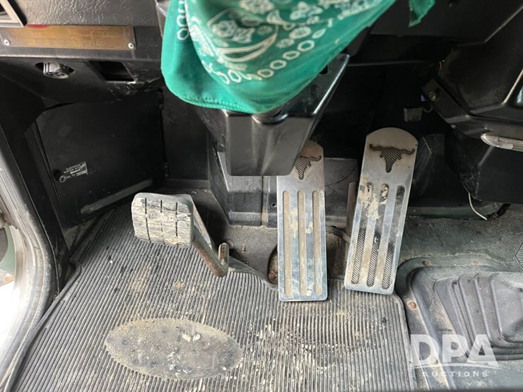 1999-peterbilt-379-image-46