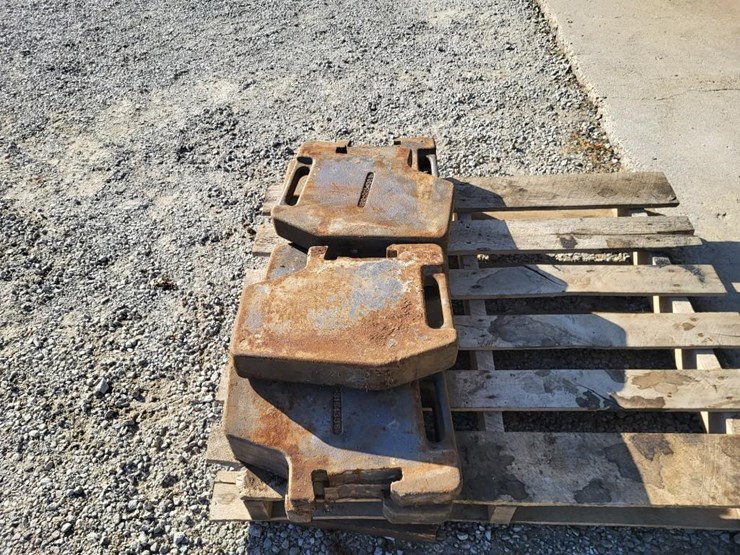 (8)-white-front-suitcase-weights-off-of-2-105-tractor-image-2