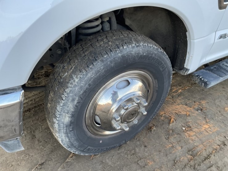 2022-ford-f350-xl-image-12