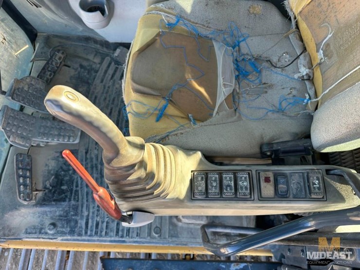 2015-deere-470g-lc-image-36