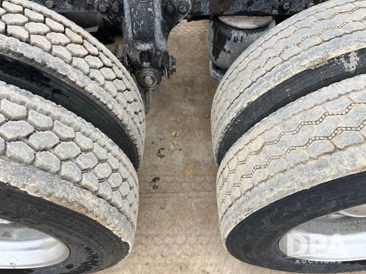 1999-peterbilt-379-image-32