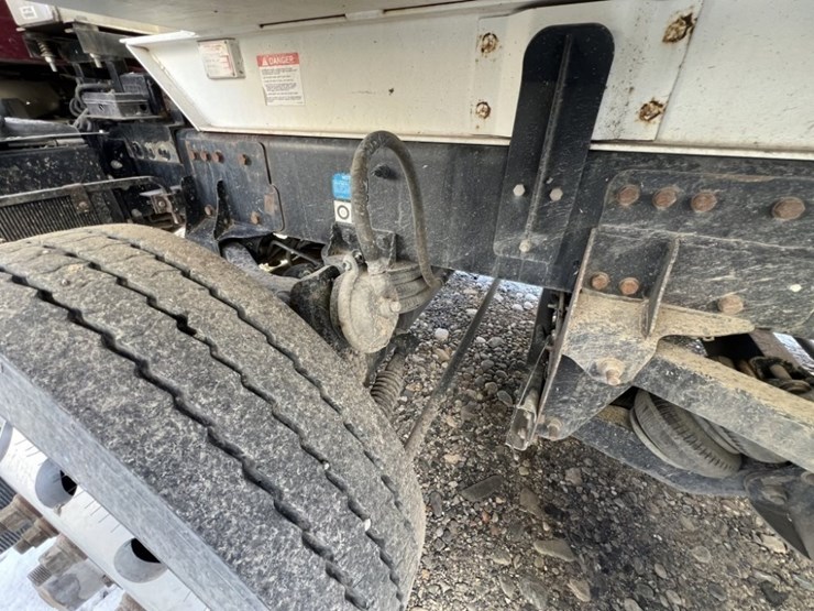 2020-peterbilt-389-image-13