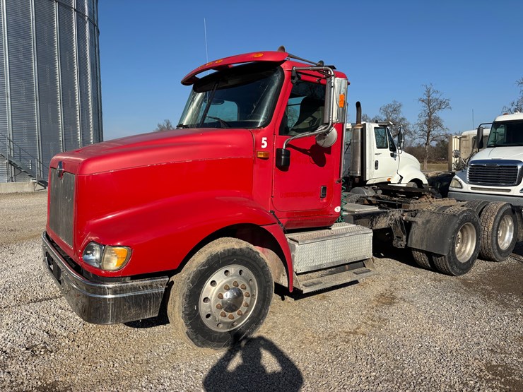 #1572-•-ih-day-cab-image-2