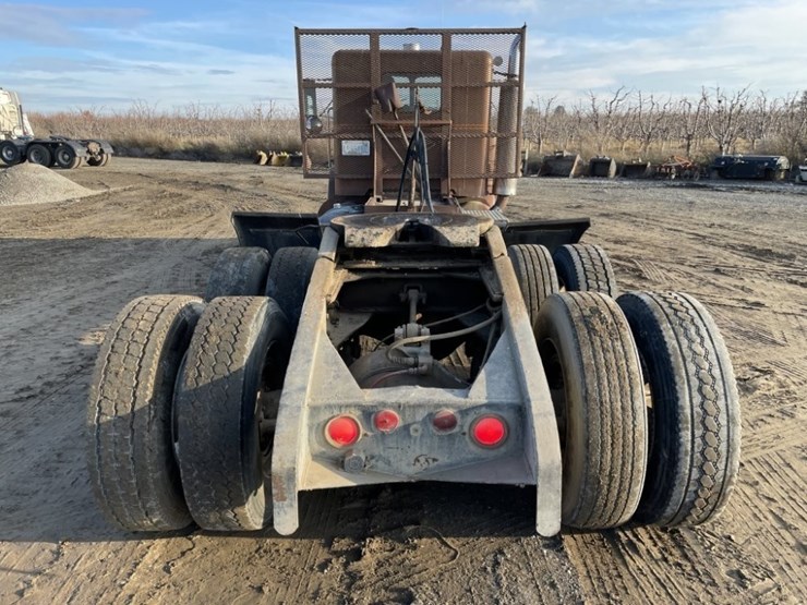 peterbilt-358-image-4