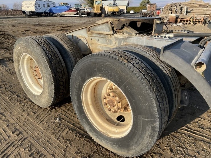 peterbilt-358-image-16