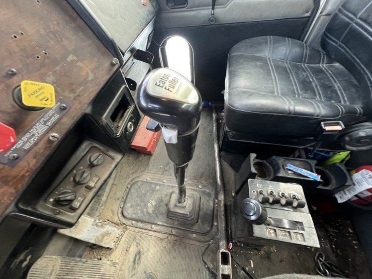 1998-peterbilt-379-image-13