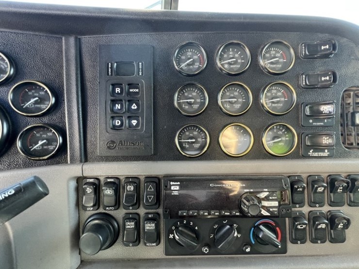 2020-peterbilt-389-image-35