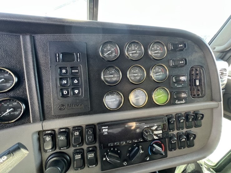 2020-peterbilt-389-image-36