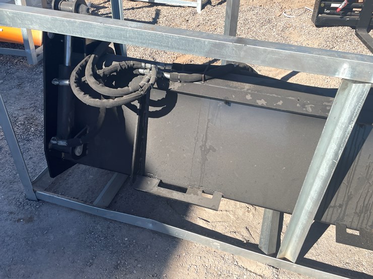 #252-•-40-in-1-combination-skid-steer-bucket-image-9