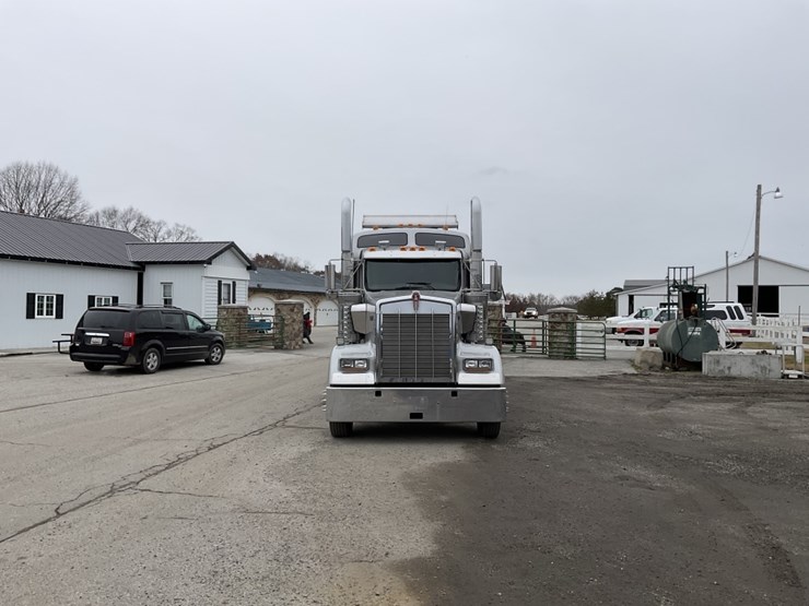 2019-kenworth-w900-image-2