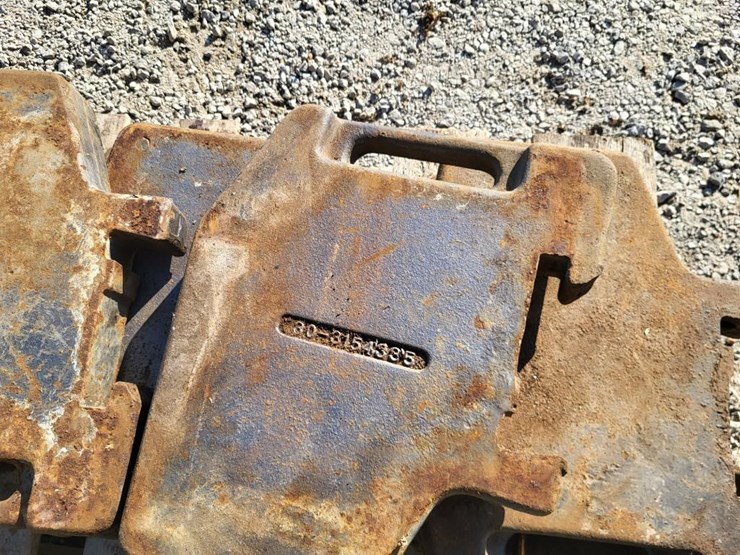 (8)-white-front-suitcase-weights-off-of-2-105-tractor-image-7