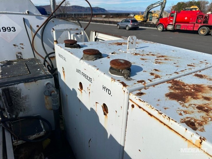 2004-peterbilt-pb335-fuel/lube-truck-xx65317-image-13