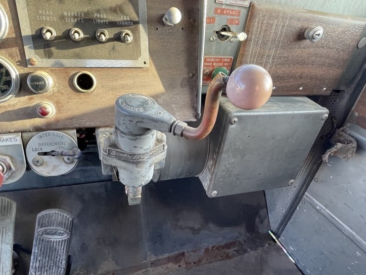 peterbilt-358-image-33