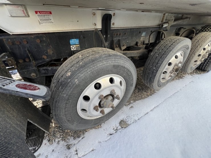 2020-peterbilt-389-image-11