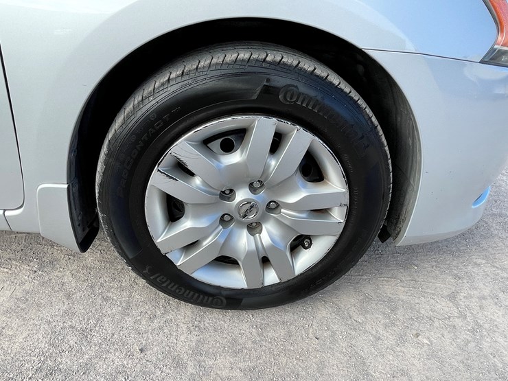 #4-•-2013-nissan-sentra-(has-nm-title)-image-13