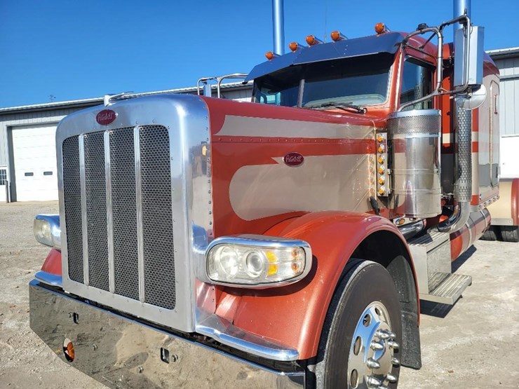 peterbilt-389-image-11