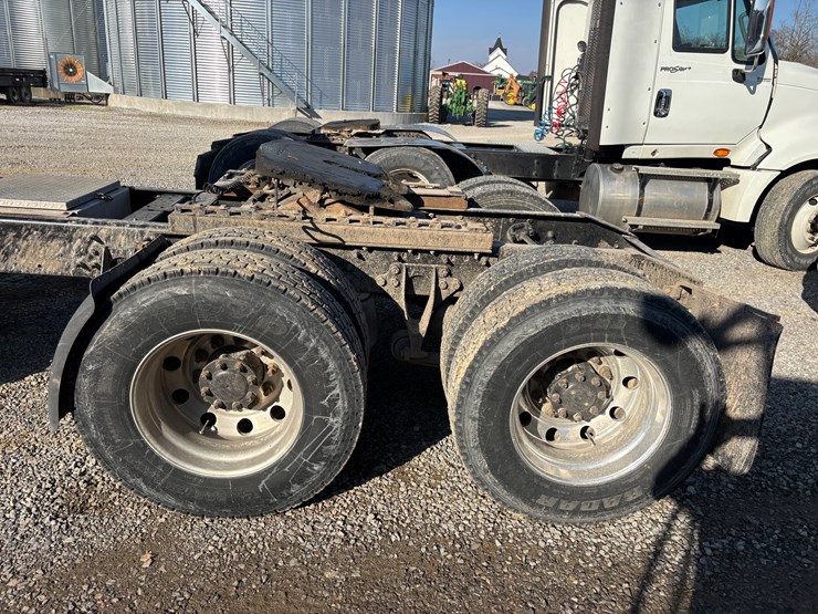 #1572-•-ih-day-cab-image-3