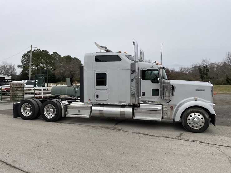 2019-kenworth-w900-image-3