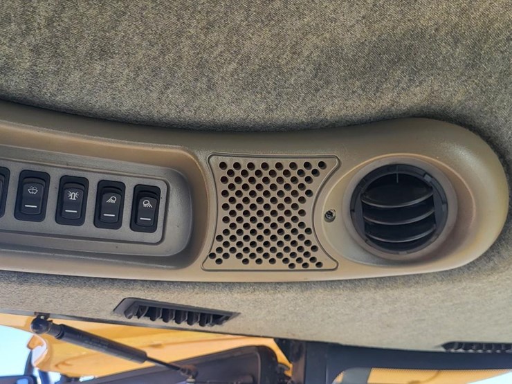 new-holland-cr9040-image-111