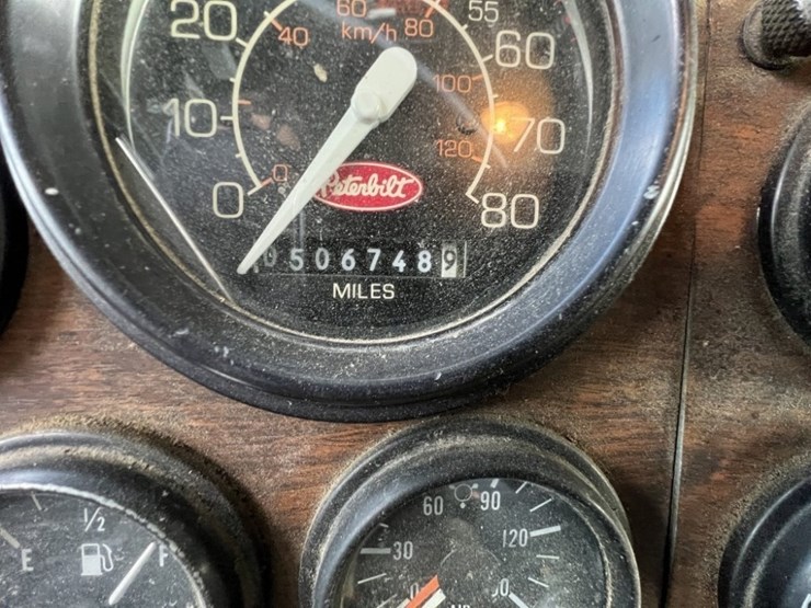 1998-peterbilt-379-image-12