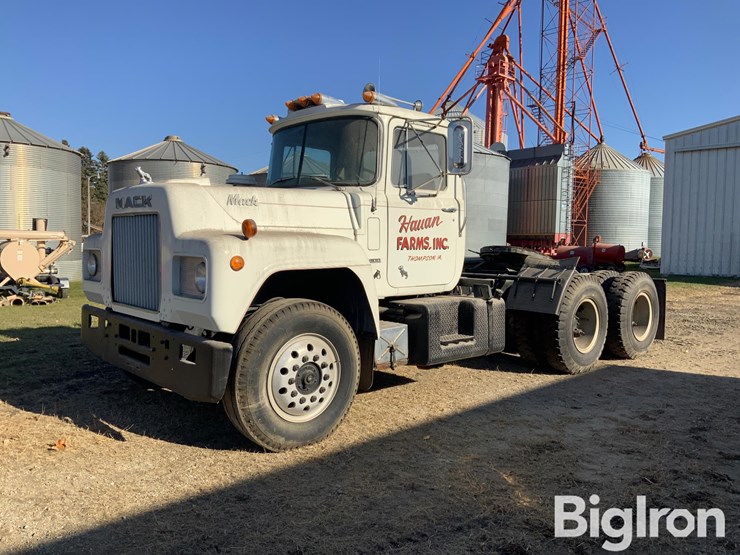 1974-mack-r686st-image-1