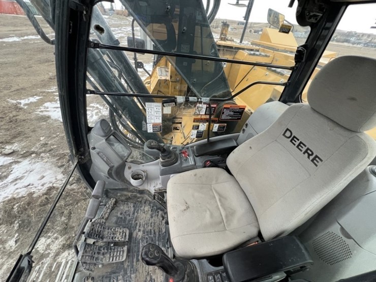 deere-245g-lc-image-22