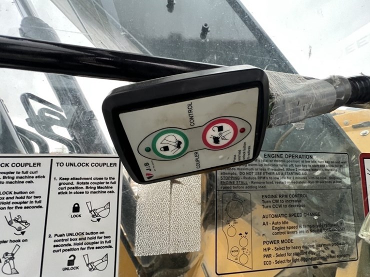 deere-245g-lc-image-17