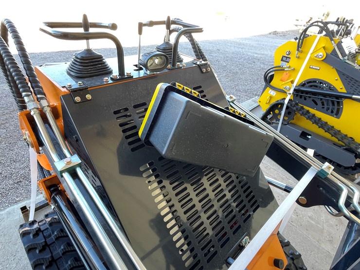 #226-•-mini-skid-steer-loader-image-28