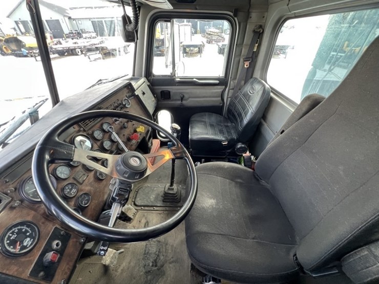 1998-peterbilt-379-image-11